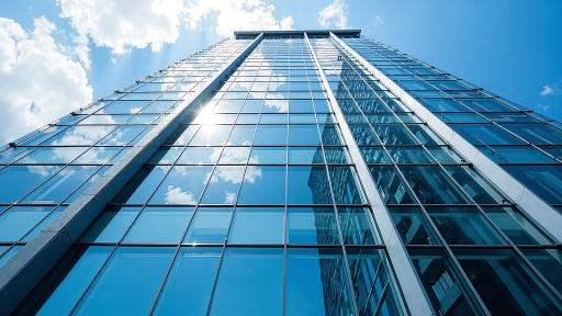 现代化办公楼外观，玻璃幕墙建筑，体现企业的专业形象和实力
